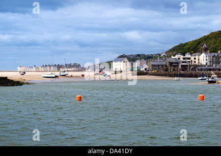 Località balneare di Barmouth, Barmouth Bay, Gwynedd, Wales, Regno Unito prese sulla bella giornata da Fairbourne Foto Stock