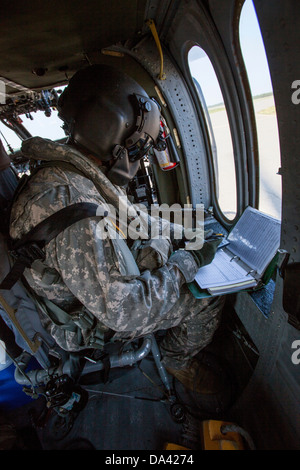 La Guardia Nazionale NJNG UH-60 Black Hawk Black Hawk rappelling soldati soldato Foto Stock