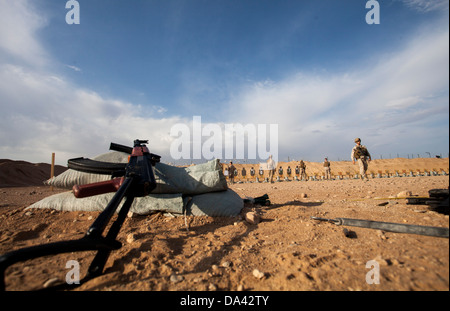 Stati Uniti Marines e marinai assegnato alla sezione armeria, Regimental Combat Team 7 condurre una politica estera e armi balistiche della NATO Foto Stock