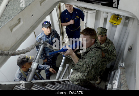 Capo di Boatswain Mate Elias ino, destra e da bombardieri mate 1. Classe Nicholas Heidingsfelder, entrambi assegnati al Maritime Ci Foto Stock