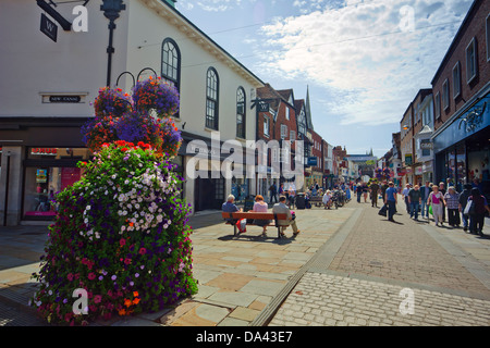 La zona pedonale di High Street in Salisbury Wiltshire, Inghilterra REGNO UNITO Foto Stock