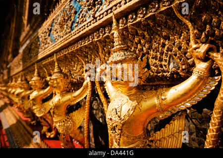 Il Wat Phra Kaew entro il Grand Palace, Bangkok. Foto Stock