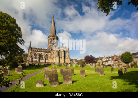 Tutti i Santi la chiesa parrocchiale e il suo cimitero a Bakewell, Derbyshire, England, Regno Unito Foto Stock