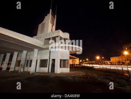 Fiat Tagliero Garage e stazione di servizio di notte, Asmara, Eritrea Foto Stock