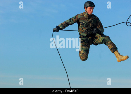 US Navy Diver 2a classe Jonathan Peglow con l'eliminazione degli ordigni esplosivi Unità Mobile rappels off una torre mentre la formazione con i membri australiano del Northern Territory tattiche di gruppo di risposta 20 luglio 2011 a Darwin, in Australia. Foto Stock