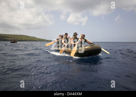 Noi lo squadrone fluviale operazioni speciali i marinai e marines assegnato al Royal Netherlands Marine Corps paddle un gommone durante un periodo di sei chilometri di anfibi Marzo Luglio 5, 2011 lungo la isola di Curaçao. Foto Stock