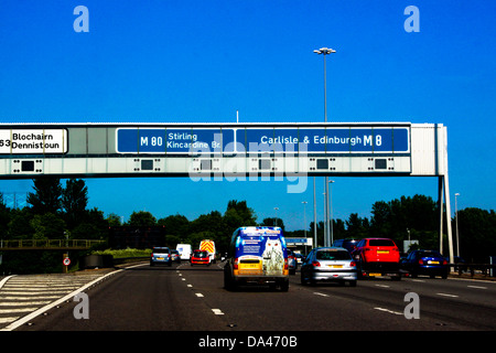 Segno di overhead gantry sulla autostrada M8 Glasgow Foto Stock