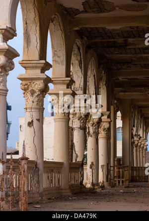 Rovine della ex Banca d Italia, Massaua, in Eritrea Foto Stock
