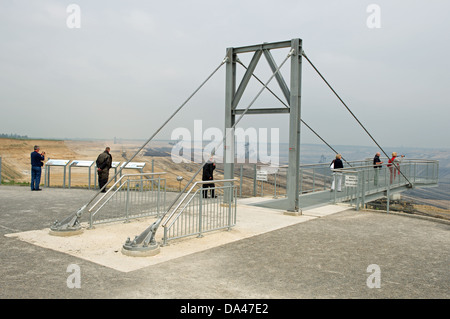 Visite piattaforma sovrastante al Tagebau (superficie miniera) Garzweiler Germania Foto Stock