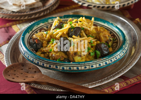 Khoresht pollo con le prugne secche e i ceci. Iran cibo Foto Stock