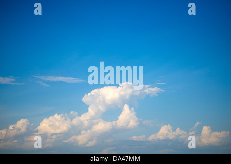 Puffy nuvole bianche contro un cielo blu Foto Stock