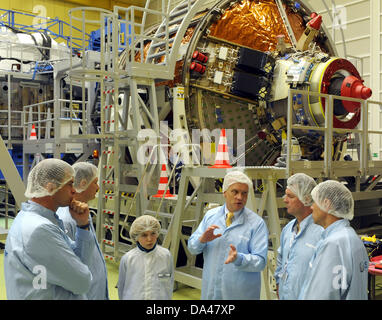 Location manager della società aerospaziale Astrium GmbH, Bart Reijnen (R), spiega la ISS trasportatore di alimentazione, ATV (Automated Transfer Verhicle), con ATV direttore del progetto Wolfgang Paetsch (4-L) per gli astronauti Paolo Angelo Nespoli (2-L, italiano l'astronauta dell'ESA), Aleksandr Mikhailovich Samokutyayev (5-L, Soyuz cosmonauta) e Sergey Alexandrovich Volkov (R, Soyuz cosmonauta) nella camera pulita ad Astrium a Brema, Germania, 03 luglio 2013. Gli astronauti sono di visitare la Germania in connessione con la XXVI Congresso planetario di Colonia. Foto: INGO WAGNER Foto Stock