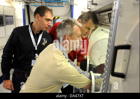 Gli astronauti Sergey Alexandrovich Volkov (L-R Soyuz cosmonauta), Aleksandr Mikhailovich Samokutyayev (Soyuz cosmonauta) e Paolo Angelo Nespoli (italiano l'astronauta dell'ESA) lok a un modello della ISS spazio laboratorio "Columbus' alla società aerospaziale Astrium GmbH di Brema, Germania, 03 luglio 2013. Gli astronauti sono di visitare la Germania in connessione con la XXVI Congresso planetario di Colonia. Foto: INGO WAGNER Foto Stock