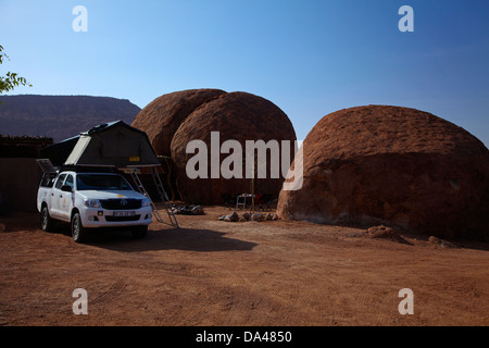 4x4 camper a Mowani Mountain Camp, nei pressi di Twyfelfontein, Damaraland, Namibia, Africa Foto Stock