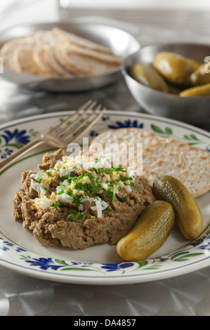 Fegato tritato con matzo cracker e sottaceti Foto Stock