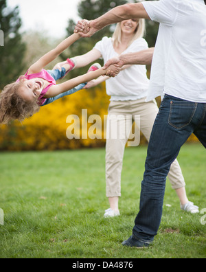 Coppia giovane figlia oscillanti tra di essi Foto Stock