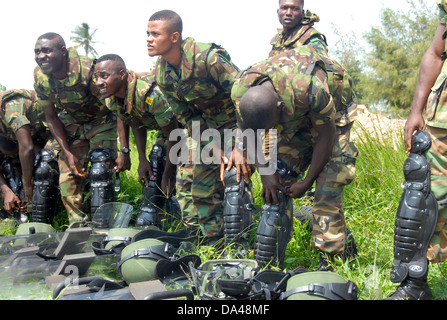 Il Ghana Forze Armate soldati assemblare sommossa durante la marcia non letale di formazione detenuti dall'US Marine Corps polizia militare Giugno 20, 2013 in Accra, Ghana. Foto Stock