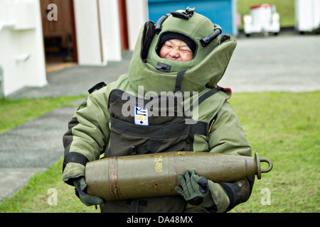 Giappone terra Forza di Autodifesa soldato Sgt. Il Mag. Arata Hamaguchi partecipa in simulazione l'eliminazione degli ordigni esplosivi allenamento Giugno 19, 2013 a bracci combinato Training Center Camp Fuji, Giappone. Foto Stock