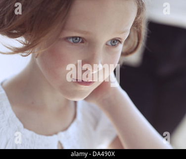 Close-up ritratto di Giovane ragazza che guarda lontano dalla fotocamera Foto Stock