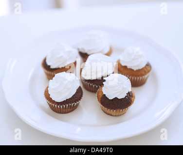 Vista ravvicinata della tazza di torte sulla piastra Foto Stock