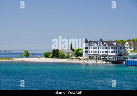 Michigan, Lago Huron, isola di Mackinac. Lungomare spiaggia vista con Ponte Mackinaw nella distanza. Foto Stock