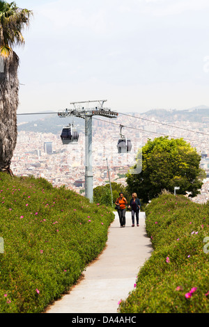 I turisti camminare sotto il Montjuic funivia torre panorama di Barcellona Foto Stock