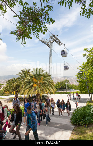 I turisti camminare sotto il Montjuic funivia torre panorama di Barcellona Foto Stock