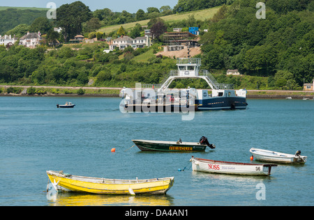 Dartmouth, Devon, Inghilterra. Il 1 luglio 2013. Il maggiore fiume Dart traghetto per trasporto auto e passeggeri a metà strada attraverso il fiume di Kingswear. Foto Stock