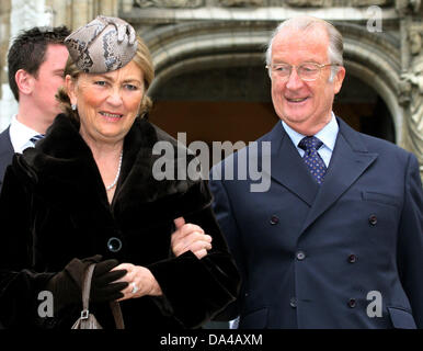 Il Re Alberto II e la Regina Paola del Belgio sorriso prima di un servizio di chiesa a San Goedele cattedrale a Bruxelles, Belgio, Mercoledì, 15 novembre 2006. Insieme con gli altri membri della famiglia reale di frequentare un servizio di Chiesa nella celebrazione del 175mo anniversario della monarchia belga. Foto: Albert Nieboer (ATTENZIONE: Paesi Bassi fuori!) Foto Stock