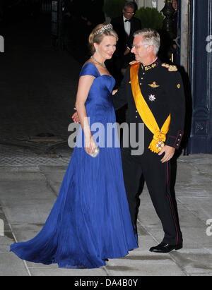 Crown Prince Philippe, la principessa Mathilde del Belgio che arrivano per la cena di gala in occasione delle nozze del principe Guillaume, il granduca ereditario del Lussemburgo e la Contessa Stéphanie de Lannoy al Grand Ducal Palace nella città di Lussemburgo, Venerdì 19 ottobre 2012. Foto: RPE-Albert Nieboer / Paesi Bassi fuori Foto Stock