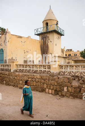 Donna passando davanti ad una moschea, MASSAWA ERITREA Foto Stock