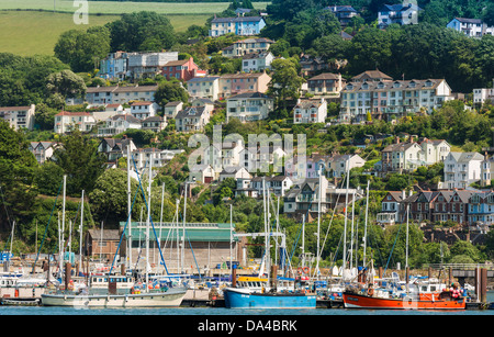 Kingswear, Devon, Inghilterra. Il 1 luglio 2013. Una varietà di barche, navi per la pesca a strascico e le imbarcazioni da diporto con uno sfondo di Kingswear. Foto Stock