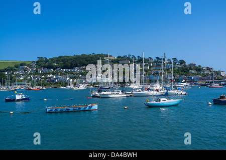 Kingswear, Devon, Inghilterra. Il 1 luglio 2013. Una varietà di barche, navi per la pesca a strascico e le imbarcazioni da diporto con uno sfondo di Kingswear village. Foto Stock