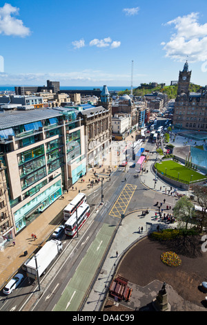 Vista del traffico su Princes street guardando verso Calton Hill Edinburgh City Centre Edinburgh Midlothian Scozia UK GB Foto Stock