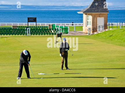 Due amanti del golf putting presso il Royal and Ancient Golf Club di St Andrews campo da golf St Andrews Fife Scozia UK GB EU Europe Foto Stock