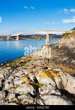 La Skye Bridge che collega la terraferma scozzese con l'Isola di Skye delle Highlands e delle isole della Scozia UK GB EU Europe Foto Stock