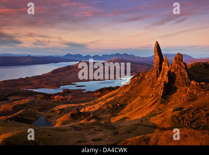 Paesaggio scozzese Old Man of Storr all'alba penisola di Trotternish Isola di Skye Highlands Scozia Regno Unito Europa Foto Stock