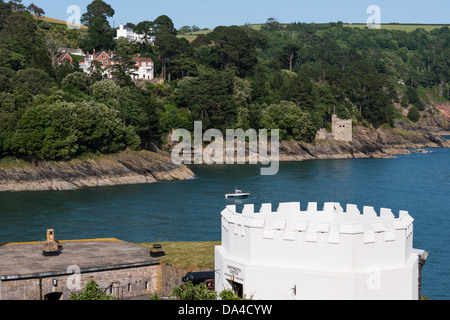 Dartmouth, Devon, Inghilterra. Il 1 luglio 2013. Castello di Dartmouth cercando di fronte al castello di Kingswear presso la foce del fiume Dart. Foto Stock