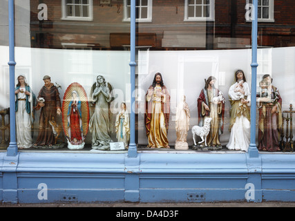 I religiosi statue esposte nella vetrina di un negozio. Foto Stock