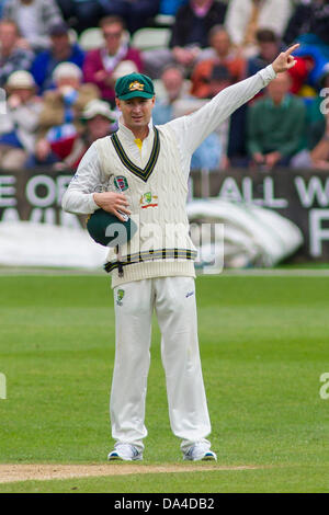 Worcester, Regno Unito. 3 Luglio, 2013. In Australia il capitano Michael Clarke dirige il suo fielders durante il giorno due di pre ceneri warm up gioco tra Australia e Worcestershire in Strada Nuova Terra sulla luglio 03, 2013 a Worcester, Inghilterra. (Foto di Mitchell Gunn/ESPA) Foto Stock