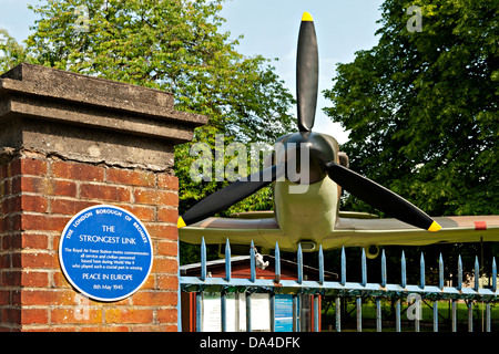 Una replica Spitfire Mk1no K9998 all'ingresso per la Cappella di San Giorgio., Biggin Hill, Kent, Regno Unito. Foto Stock