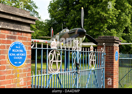 Una replica Spitfire Mk1no K9998 all'ingresso per la Cappella di San Giorgio., Biggin Hill, Kent, Regno Unito. Foto Stock