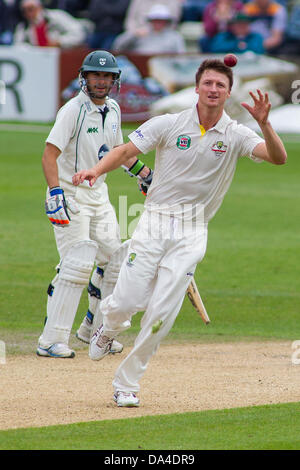 Worcester, Regno Unito. 3 Luglio, 2013. Australia di Jackson campi di uccelli la sfera della propria bowling durante il giorno due di pre ceneri warm up gioco tra Australia e Worcestershire in Strada Nuova Terra sulla luglio 03, 2013 a Worcester, Inghilterra. (Foto di Mitchell Gunn/ESPA) Foto Stock