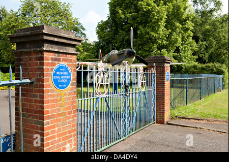 Una replica Spitfire Mk1no K9998 all'ingresso per la Cappella di San Giorgio., Biggin Hill, Kent, Regno Unito. Foto Stock