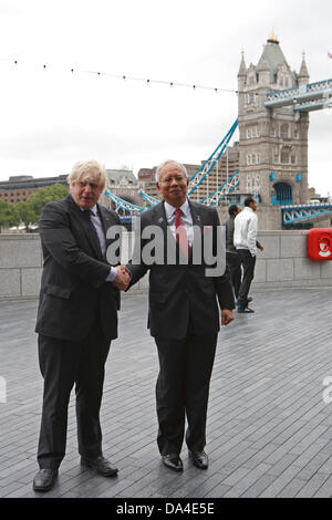 Londra, UK 3 Luglio 2013 Il sindaco di Londra Boris Johnson & il Primo ministro della Malaysia, gli onorevoli Dato'SRI Mohd Najib Tun Abdul Razak agitare le mani al di fuori della città di credito Hall: Keith Larby/Alamy Live News Foto Stock