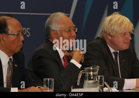 Londra, UK-3a luglio 2013: gli onorevoli Tun Musa Hitam, gli onorevoli Dato'SRI Mohd Najib Tun Abdul Razak, & Boris Johnson qustions risposta del pubblico durante il briefing del IX World Economic Forum Islamico a City Hall. Credito: Keith Larby/Alamy Live News Foto Stock