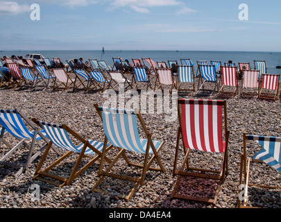 File di sedie a sdraio sul lungomare, birra, Devon, Regno Unito 2013 Foto Stock