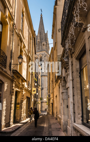 Eglise Ste Anne chiesa che si vede tra gli edifici, Montpellier Hérault, Languedoc-Roussillon, Francia Foto Stock