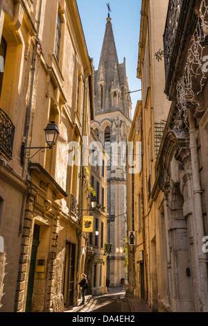 Eglise Ste Anne chiesa che si vede tra gli edifici, Montpellier Hérault, Languedoc-Roussillon, Francia Foto Stock