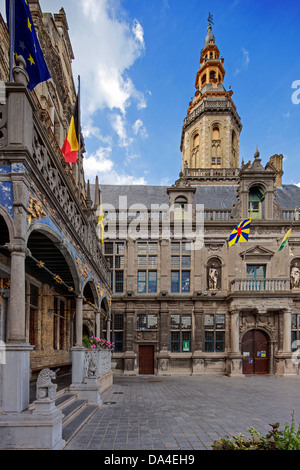 Belfry e il Tribunale di Giustizia / Landhuis presso la piazza del mercato a Veurne / Furnes, Fiandre Occidentali, Belgio Foto Stock